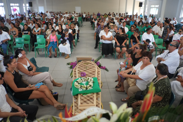 Manu Ura pleure son metua Manu Ura pleure son metua