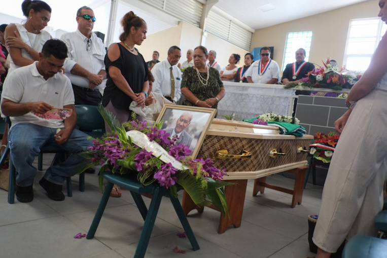 Manu Ura pleure son metua Manu Ura pleure son metua