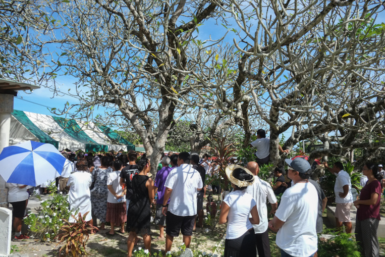 Manu Ura pleure son metua Manu Ura pleure son metua