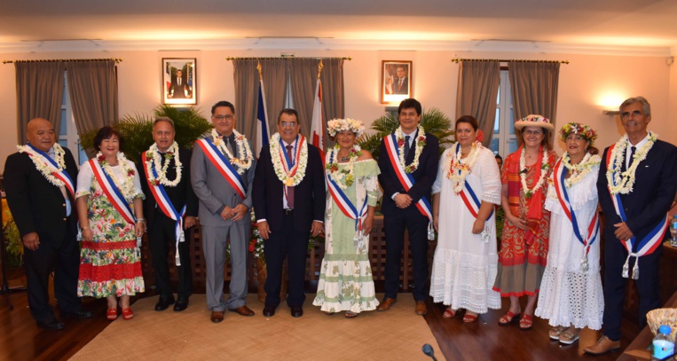 Edouard Fritch et ses neuf adjoints. Edouard Fritch et ses neuf adjoints.