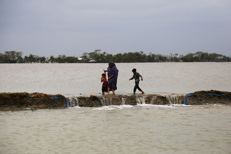 Au Bangladesh, inondations et larmes une semaine après le cyclone Amphan