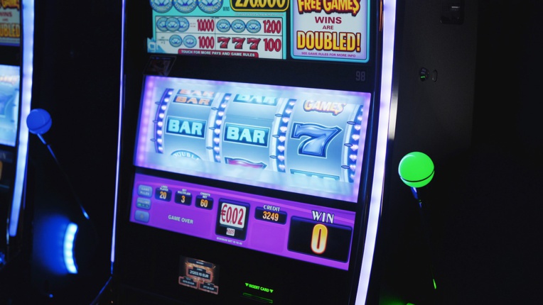 Les casinos pourront rouvrir mardi, mais uniquement avec les machines à sous
