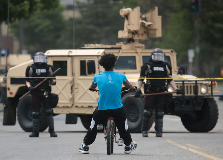 Aux Etats-Unis, la violence contre les Noirs de plus en plus exposée, en images