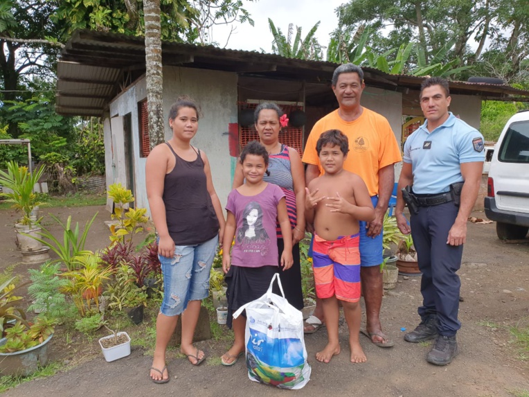 Les gendarmes de Tiarei soutiennent les familles dans le besoin Les gendarmes de Tiarei soutiennent les familles dans le besoin