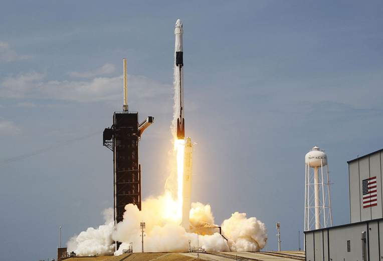 SpaceX a lancé deux astronautes dans l'espace, une première historique