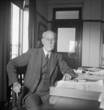 Albert Fuller Ellis était employé à Sydney chez Arundel lorsqu’il découvrit qu’une pierre calant une porte était faite d’un phosphate de qualité exceptionnelle. C’est lui qui mit au jour les gisements de Nauru et de Banaba. Albert Fuller Ellis était employé à Sydney chez Arundel lorsqu’il découvrit qu’une pierre calant une porte était faite d’un phosphate de qualité exceptionnelle. C’est lui qui mit au jour les gisements de Nauru et de Banaba.