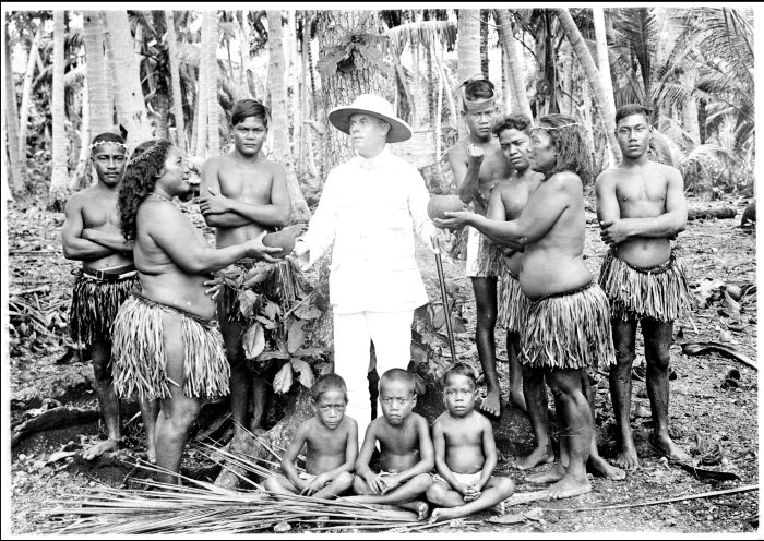 En 1916, étrangers à l’exploitation du phosphate et loin d’en tirer des bénéfices, les habitants de Nauru furent évangélisés, une manière de les encadrer et de les « ouvrir à la civilisation ».