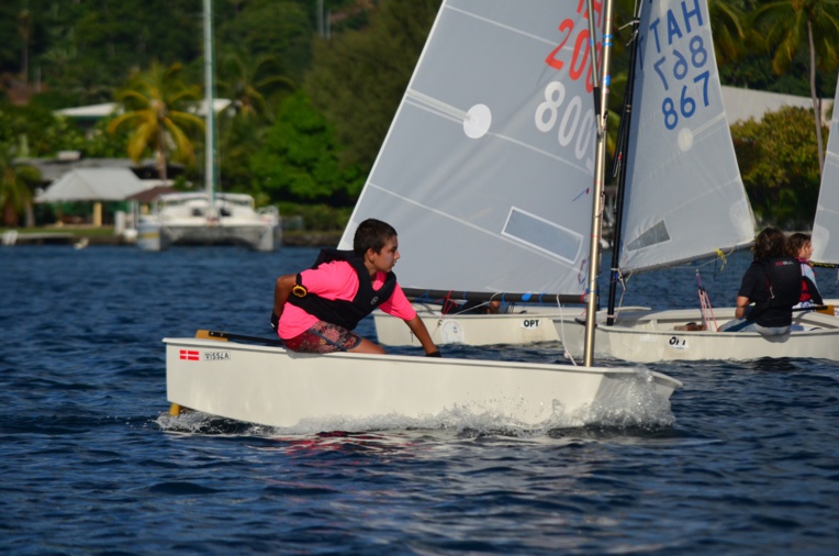 : Elohim Bouregba Vitrac, le champion de Polynésie, en action sur son Optimist. (Photo : Benjamin Prioux)