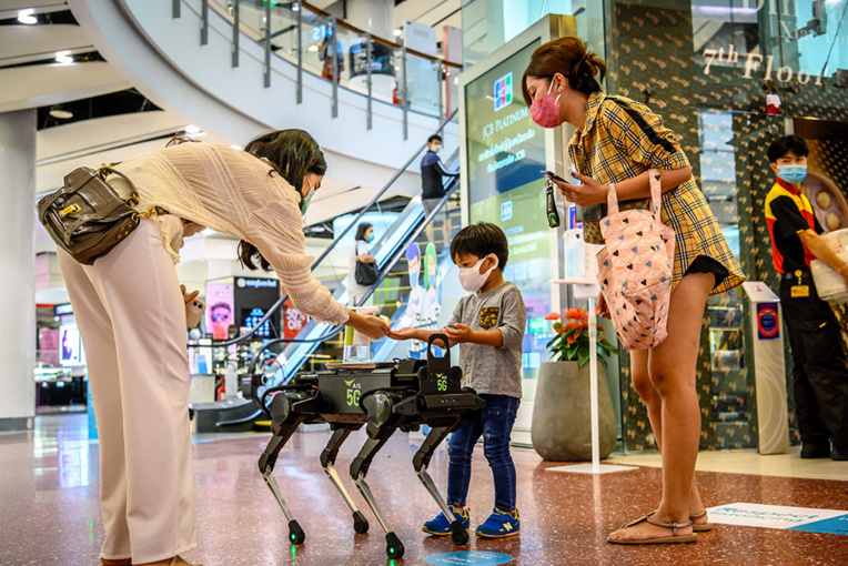 Bangkok: un chien-robot distribue du gel pour les mains dans un centre commercial