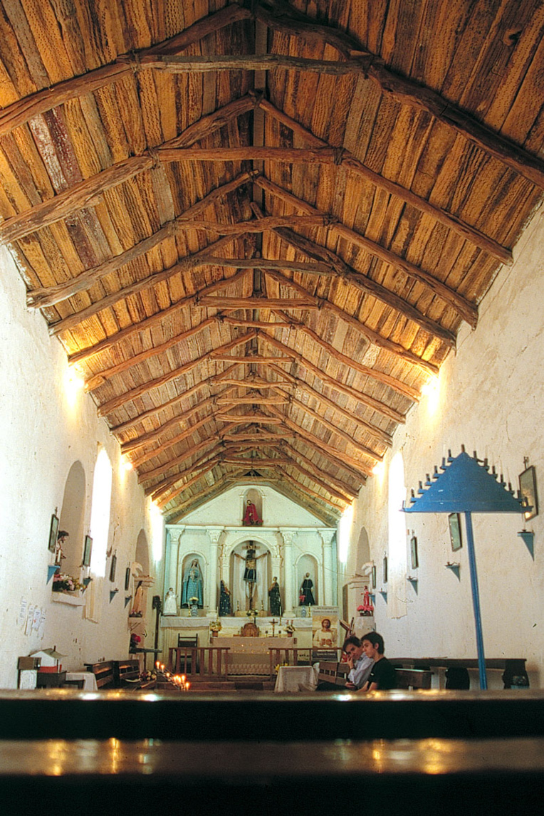 Les poutres, les poutrelles et les planches du toit de l'église de Chiu Chiu sont toutes faites en bois de cactus cierges.