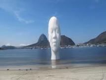 A Rio, une tête géante émerge de l'océan pour "faire rêver les gens"