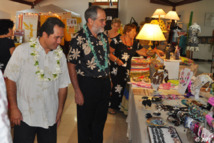 Inauguration de l’exposition « Art du fenua », qui se déroule à l’assemblée de la Polynésie française, du 3 au 9 septembre 2012.