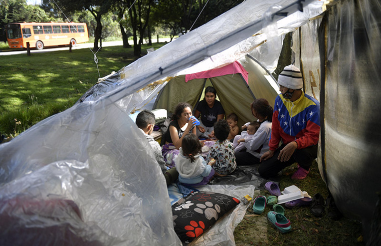 Bloqués par la pandémie, des migrants vénézuliens campent dans le froid à Bogota