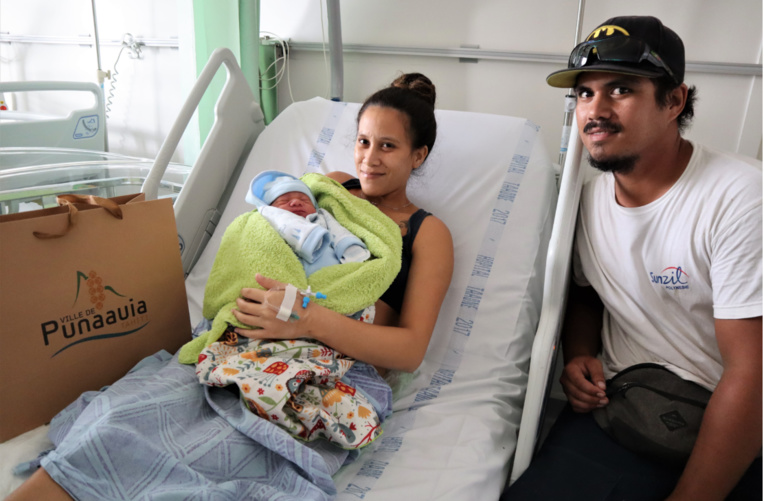 Le petit Warren et ses parents.