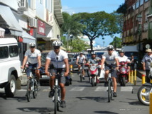 Michel Buillard arrive à la conférence de presse en scooter électrique.