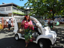 Nicole Bouteau en voiture électrique.