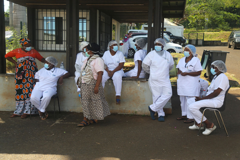 Mayotte: marche blanche de soignants de Kahani contre l'insécurité malgré le confinement