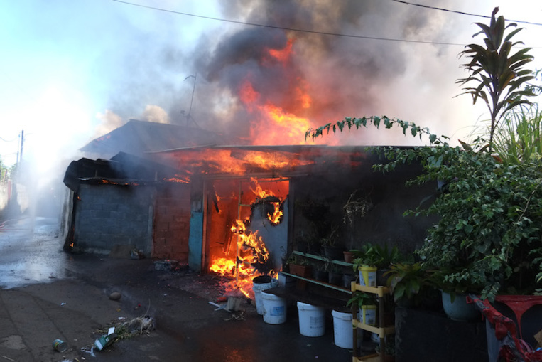 Les clichés de l'impressionnant incendie du quartier Apahere