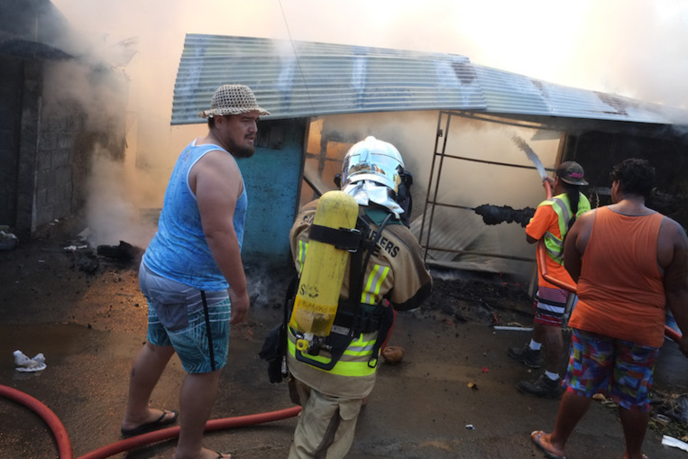 Les clichés de l'impressionnant incendie du quartier Apahere