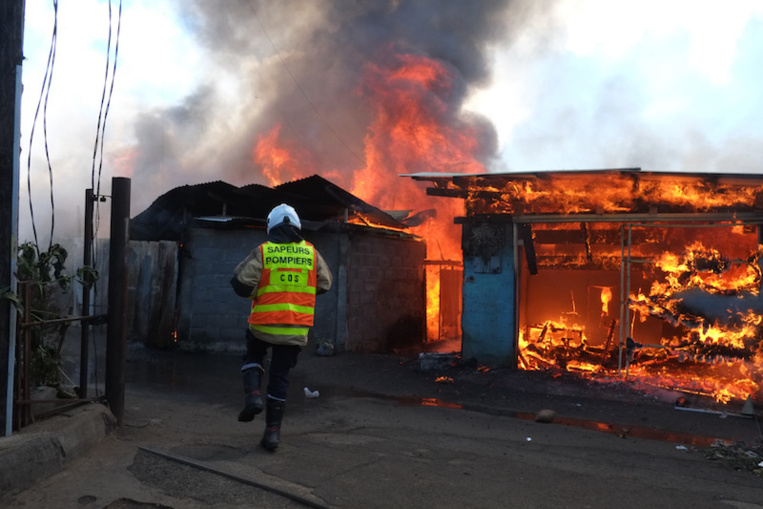 Les clichés de l'impressionnant incendie du quartier Apahere
