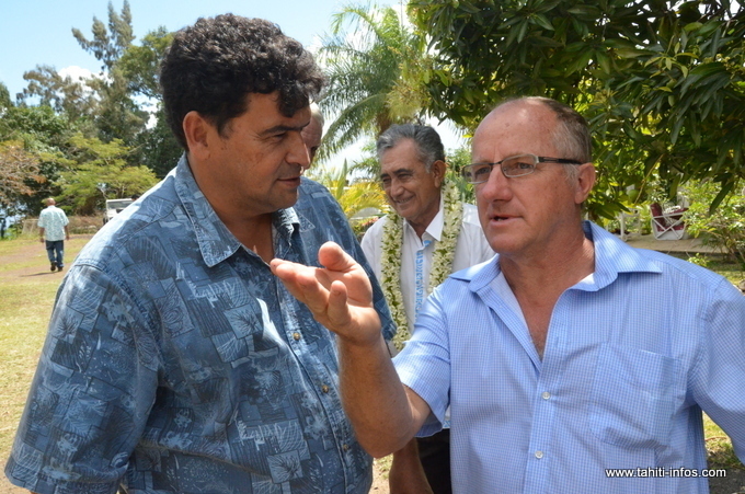 Le président Temaru et  le ministre de l’Agriculture, Kalani Teixeira, ont visité l’exploitation apicole de Stéphane Brouttier, apiculteur sur les hauteurs de Papeete, vendredi.