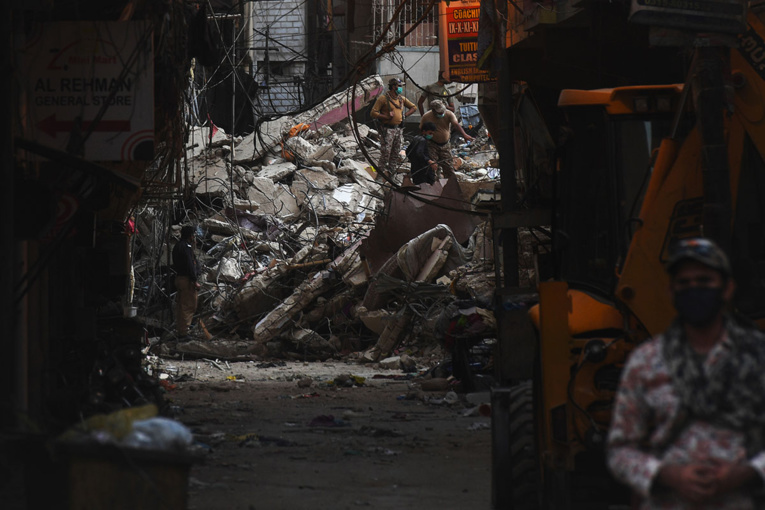 Pakistan : le bilan monte à 18 morts dans l'effondrement d'un nouvel immeuble à Karachi Pakistan : le bilan monte à 18 morts dans l'effondrement d'un nouvel immeuble à Karachi