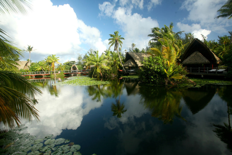 L’hôtel Lapita à Huahine, avec ses bungalows dont la proue domine le petit lac intérieur de ce coin de paradis.