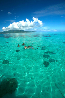Le somptueux lagon de Taha’a, cerné par de nombreux petits motu qui font penser à un paysage des Tuamotu.
