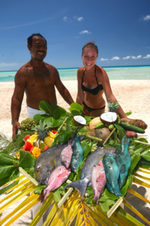 A la mi-journée, sur un motu de Tikehau, l’heure est à la préparation du poisson grillé...