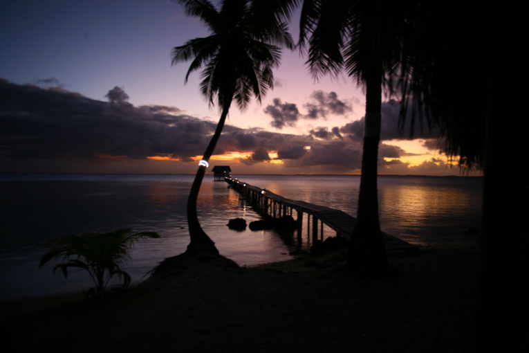 A Ahe, le soleil se couche dans l’axe du ponton de Cocoperle Lodge. A Ahe, le soleil se couche dans l’axe du ponton de Cocoperle Lodge.