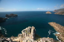 Les deux sentinelles qui montent la garde de chaque côté de la baie de Taiohae, à Nuku Hiva.