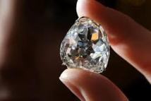 Un Chinois feint d'avaler un diamant pendant que son complice s'enfuit