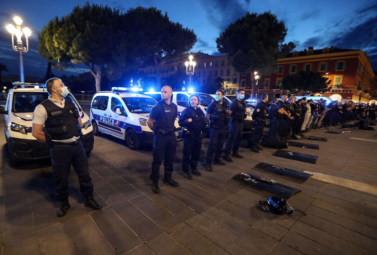 La colère des policiers ne faiblit pas, appel à Macron