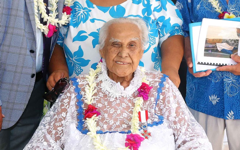 Celle que l'on surnommait Mamie Nina a été élevée au rang de chevalier de l’ordre de Tahiti Nui par le président du Pays, Edouard Fritch, le 30 mai.