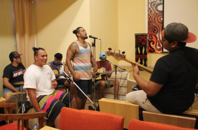 Le groupe Koru en répétition.