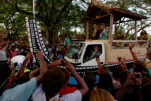 Une foule en liesse pour souhaiter la bienvenue au couple princier, dimanche, à Honiara.