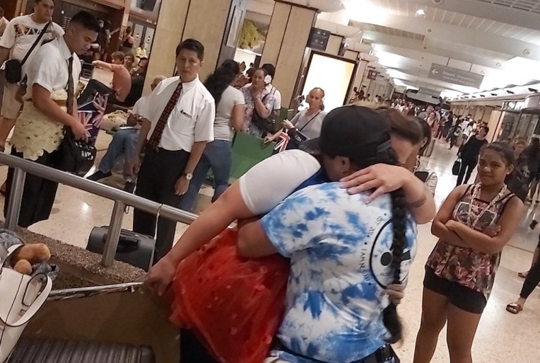 ​Teehu et son bébé de retour au fenua