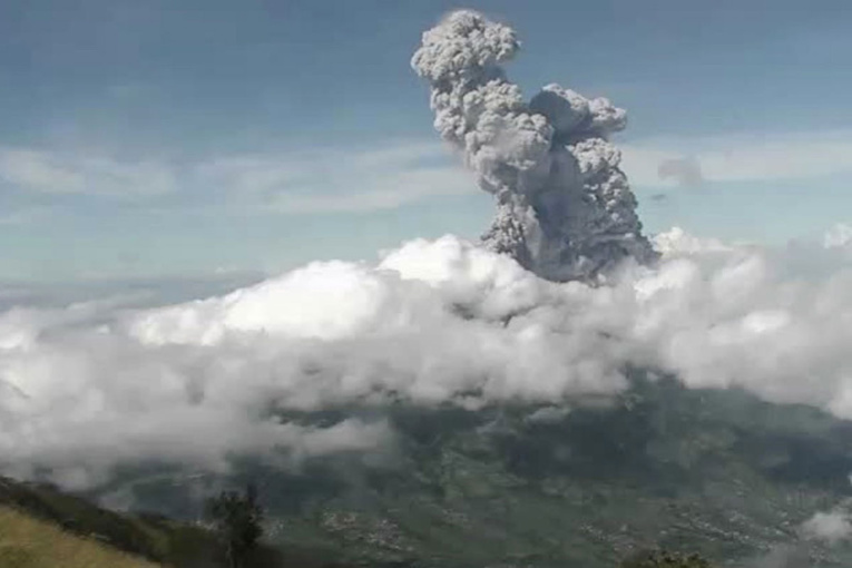Indonésie: le Merapi projette des cendres à 6.000 mètres d'altitude