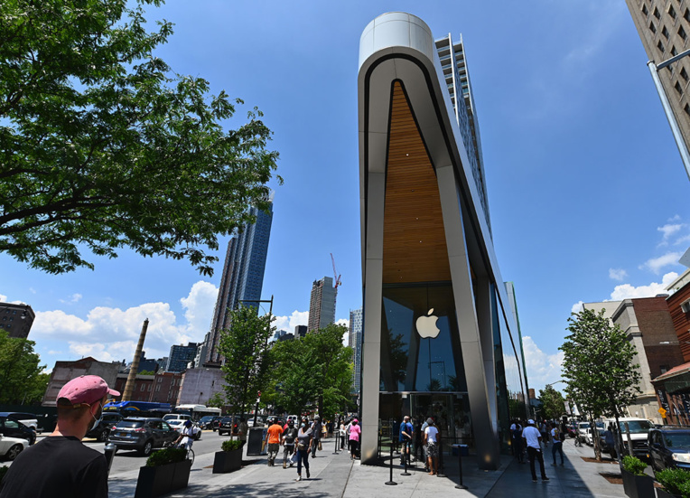 Trump gèle les cartes vertes et de nombreux visas de travail jusqu'en 2021 Trump gèle les cartes vertes et de nombreux visas de travail jusqu'en 2021