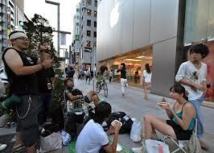 Des clients japonais attendent l'ouverture d'un l'Apple store