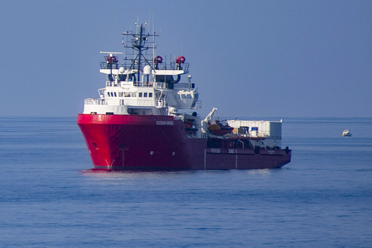 Une cinquantaine de migrants secourus par l'Ocean Viking