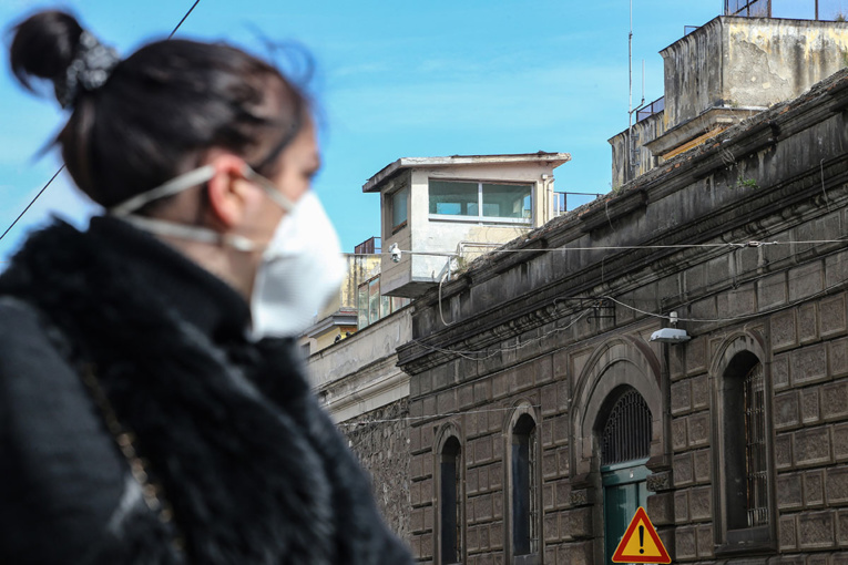 Italie: l'armée envoyée en renfort sur un nouveau foyer du virus près de Naples