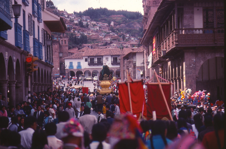 Circulation très dense dans les rues du Cuzco, quand les quinze processions s'avancent vers la cathédrale.