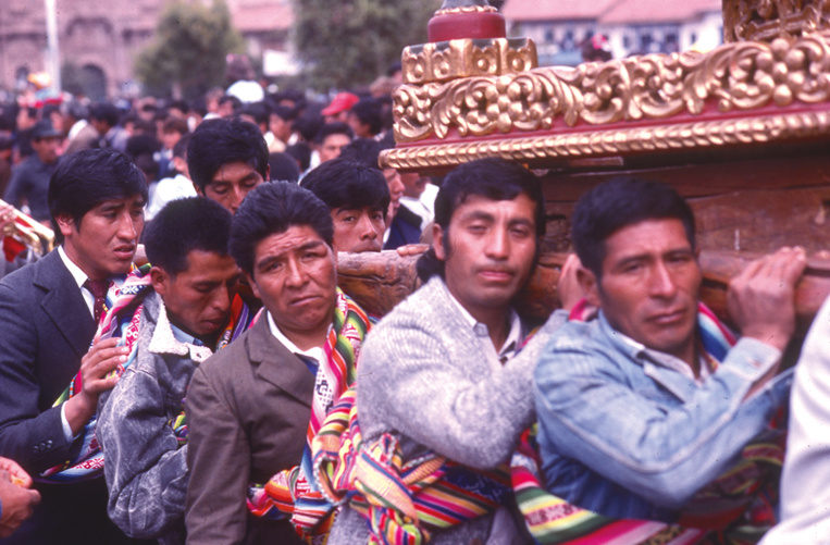 La matinée avance, la fatigue commence à se faire sentir, les ravitaillements aussi... Les costauds sont en pleine démonstration ; c'est sur les porteurs que repose la stabilité de la statue en procession. Gare à ceux qui la renverseraient ! La matinée avance, la fatigue commence à se faire sentir, les ravitaillements aussi... Les costauds sont en pleine démonstration ; c'est sur les porteurs que repose la stabilité de la statue en procession. Gare à ceux qui la renverseraient !