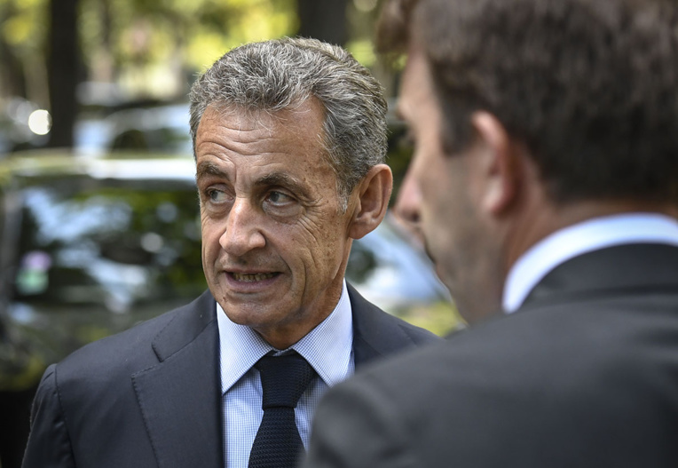 Affaire des "écoutes": Sarkozy et des avocats vilipendent les investigations du Parquet financier