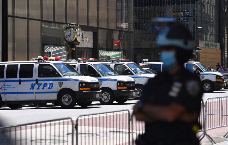 Un policier new-yorkais inculpé pour une prise d'étranglement, désormais illégale Un policier new-yorkais inculpé pour une prise d'étranglement, désormais illégale