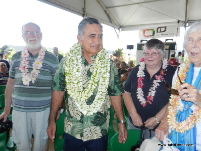 Oscar Temaru avec des croisièristes du Dawn Princess.