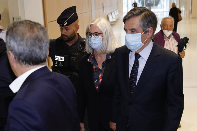 Emplois fictifs: l'ex-Premier ministre François Fillon condamné à deux ans de prison ferme