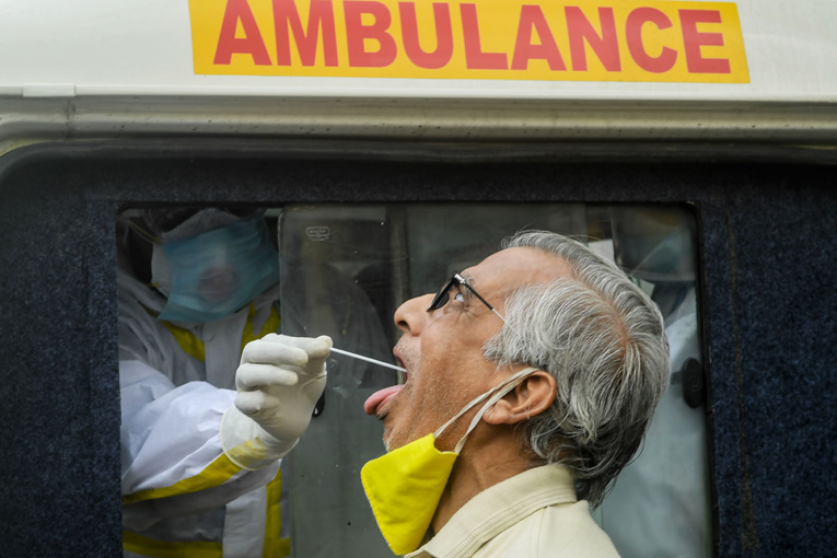 Inde: une centaine de cas de Covid-19 après un mariage suivi de funérailles Inde: une centaine de cas de Covid-19 après un mariage suivi de funérailles