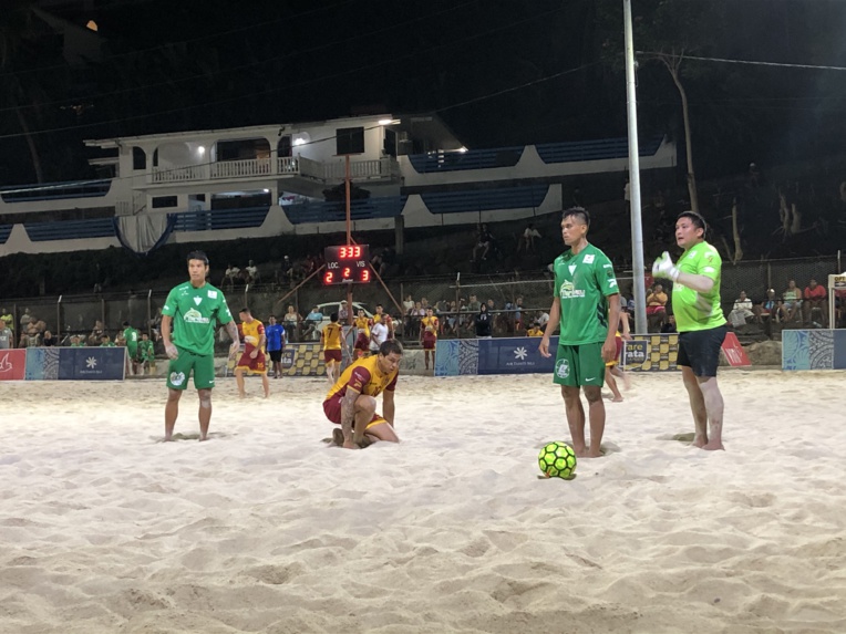 Tearii Labaste, ici au sol, entouré par Teaonui Tehau et Marama Amau. Tearii Labaste, ici au sol, entouré par Teaonui Tehau et Marama Amau.